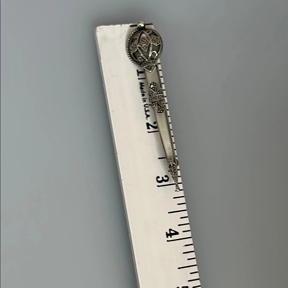 Elegant Silver Brooch with Intricate Design
